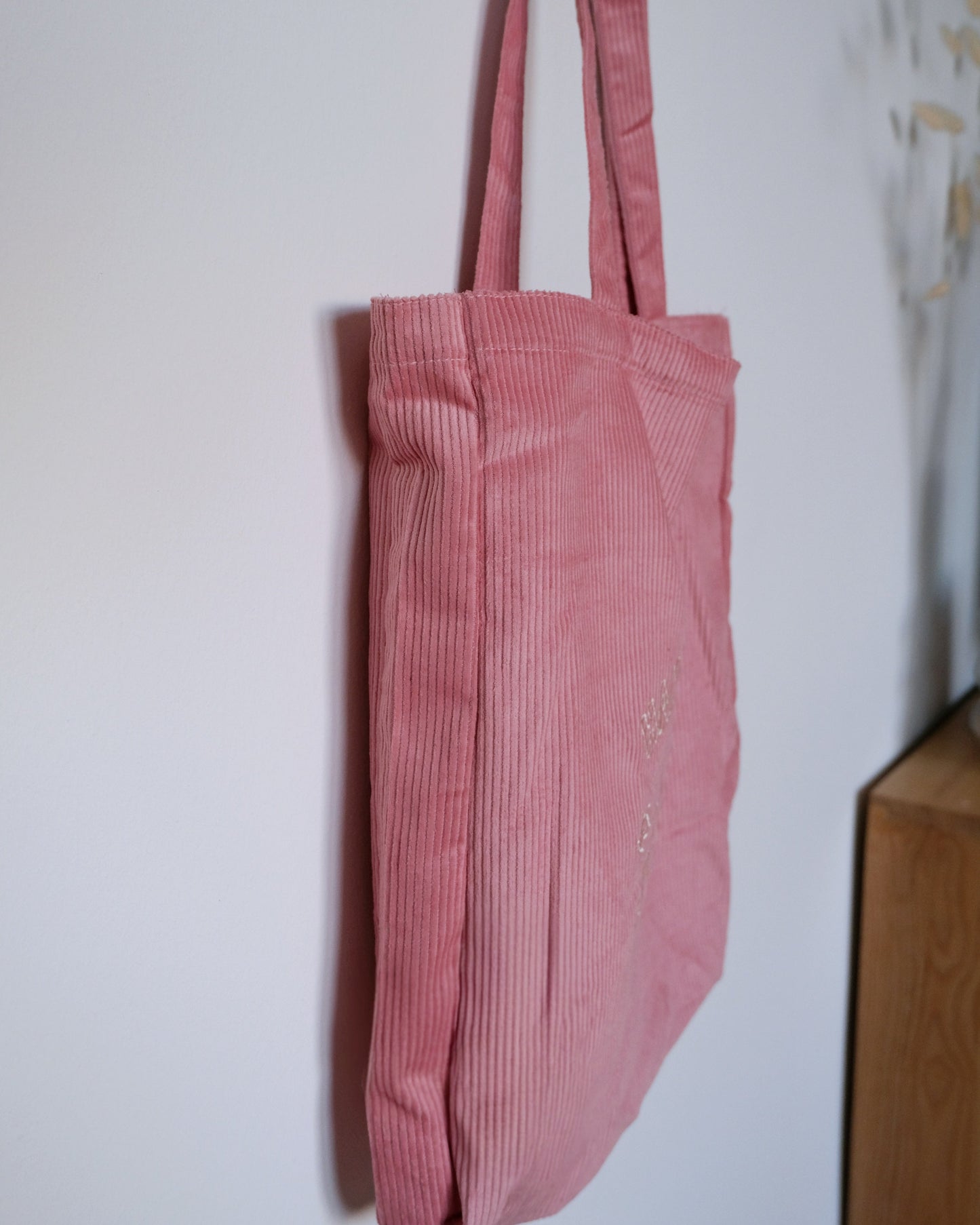 Cord Tasche Rose - Cat doing a Hang Five