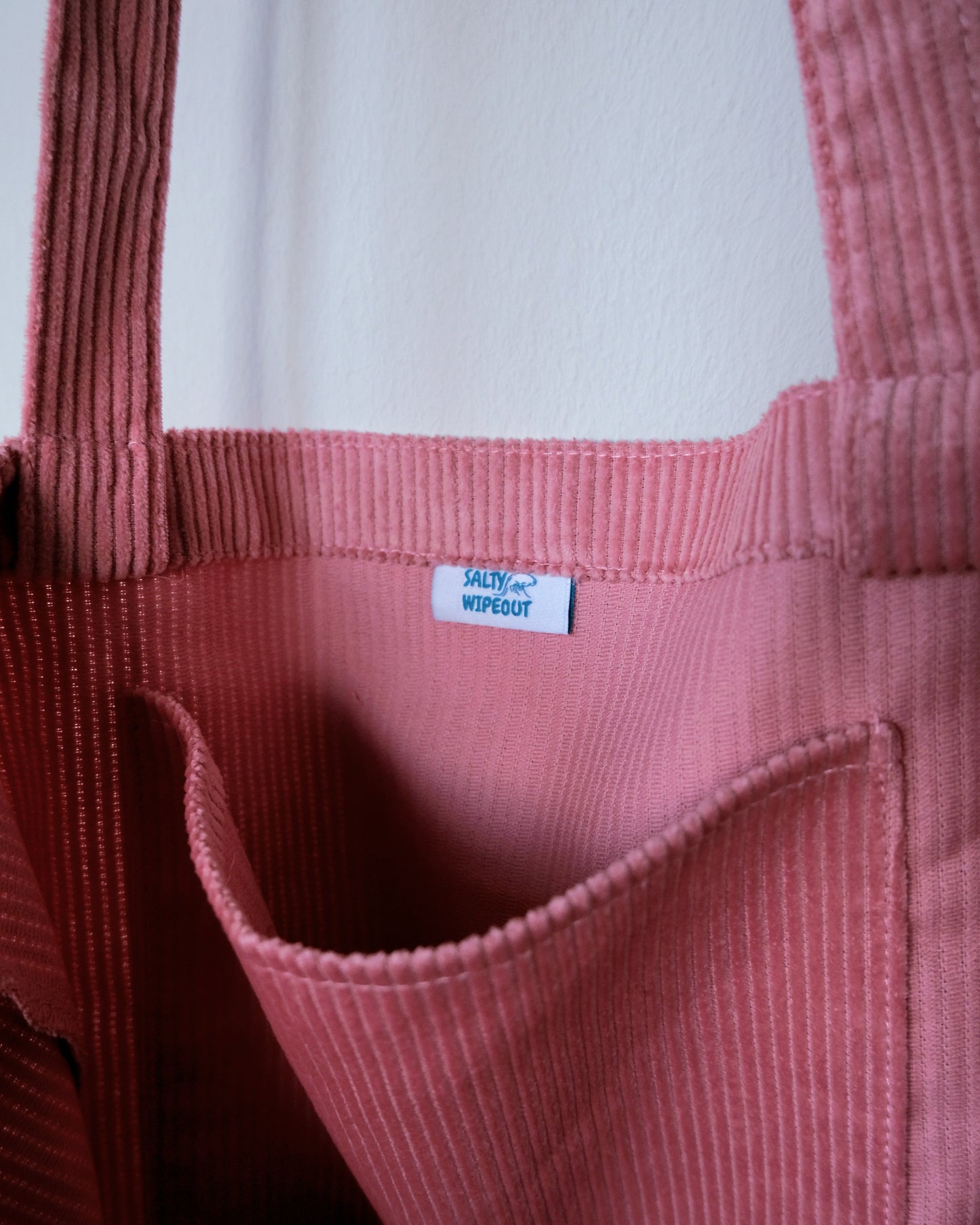 Cord Tasche Rose - Cat doing a Hang Five