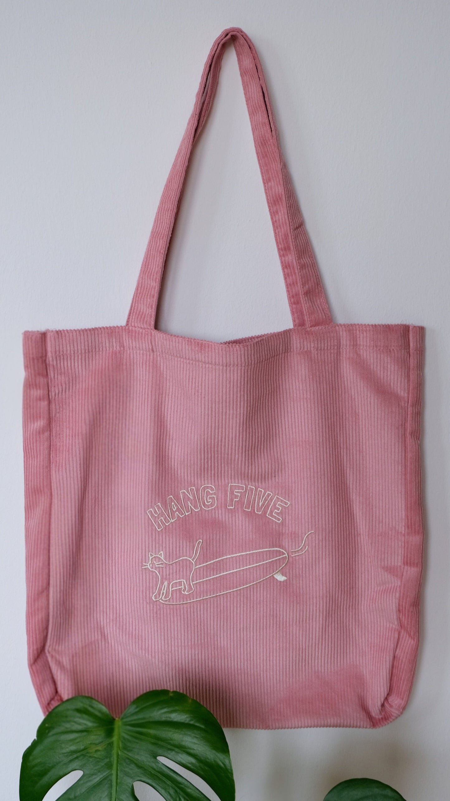 Cord Tasche Rose - Cat doing a Hang Five